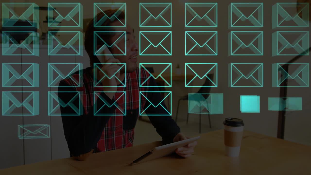 Uomo che usa tablet e telefono, con animazione di email, in un caffè.