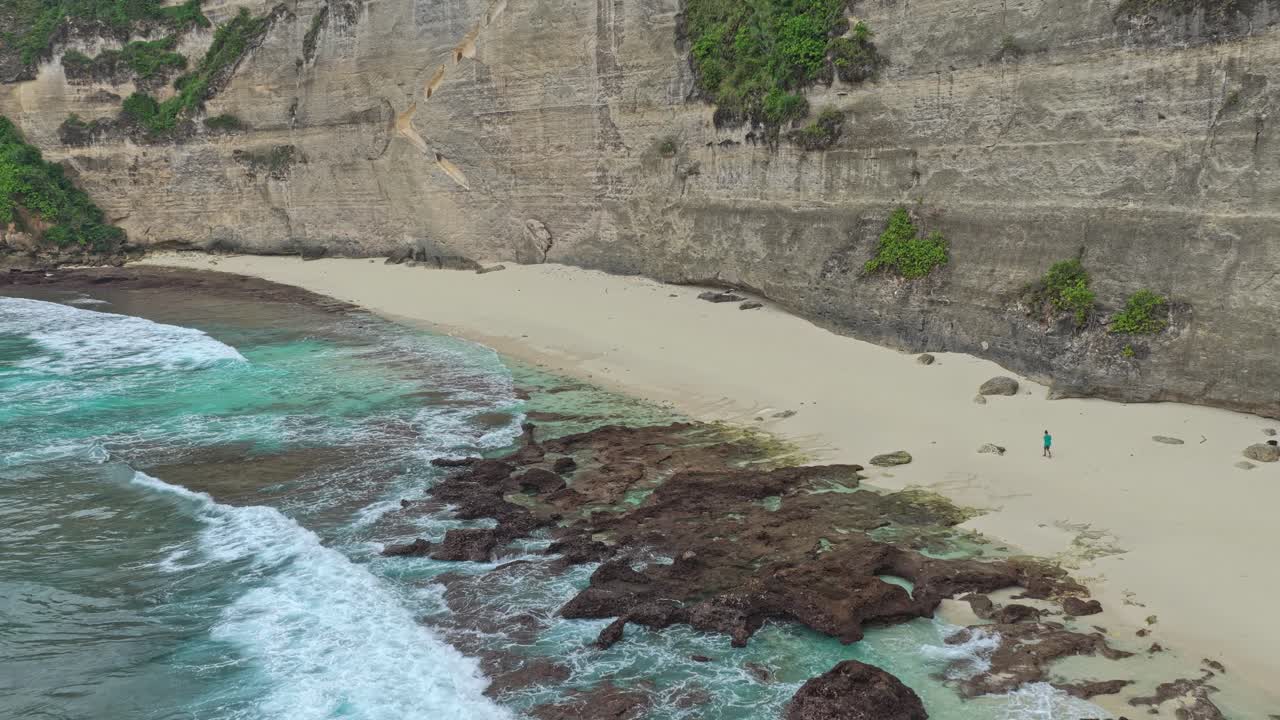 Panoramica Diamond Beach a Nusa Penida con acqua oceanica turchese