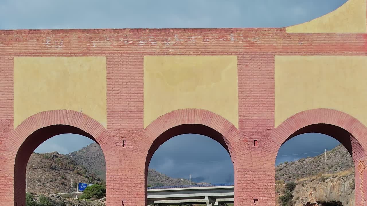 Paisagem Costeira com Ponte e Mar