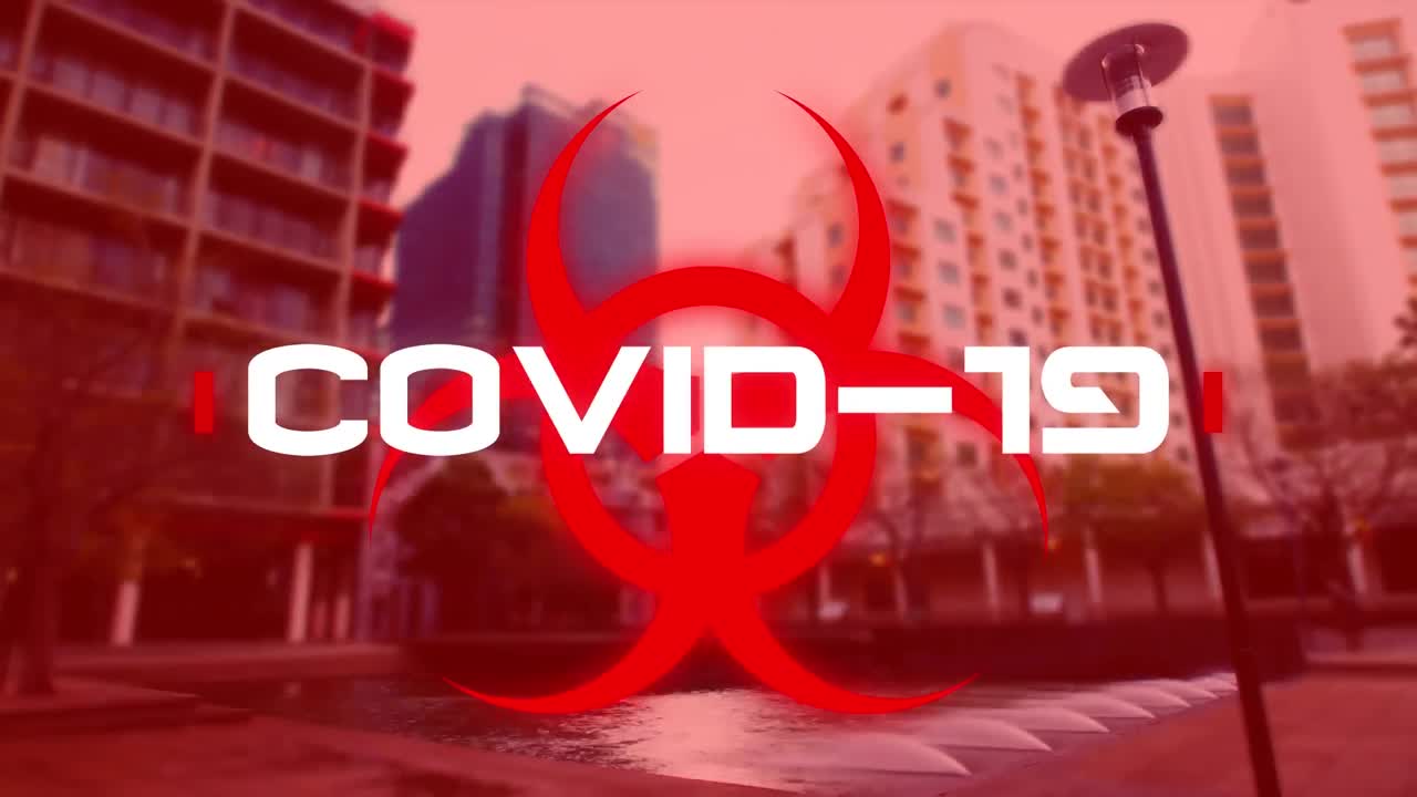animación de una palabra covid-19 escrita en un cartel de peligro sobre un paisaje urbano en el fondo.