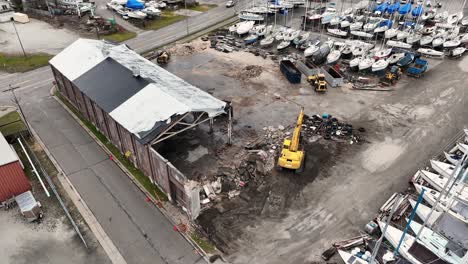 Giro-De-Paralaje-En-ángulo-Alto-De-Un-Edificio-De-Almacenamiento-Durante-La-Demolición.