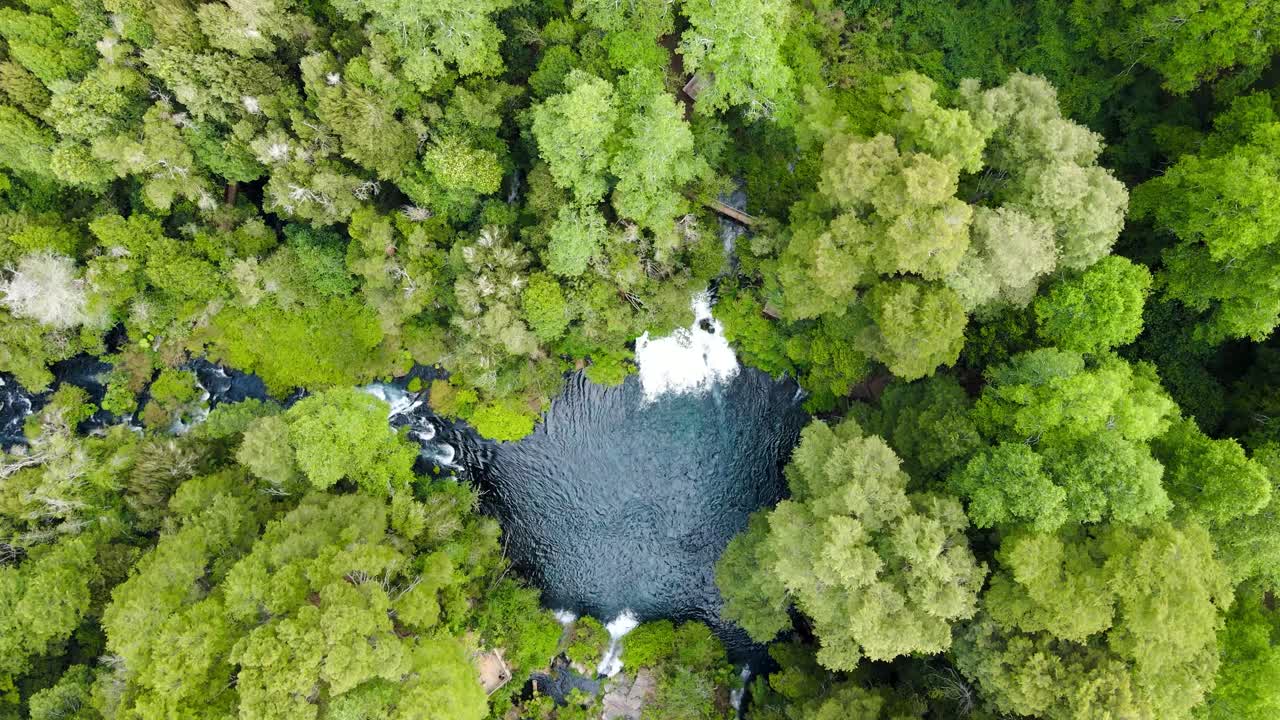 vista superior dos ojos del caburgua descendo e aproximando-se de sua pequena cachoeira - drone shot