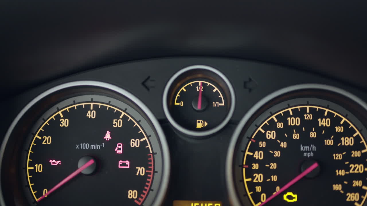 자동차가 출발하면 가스 게이지가 채워지고 경고등이 켜집니다.