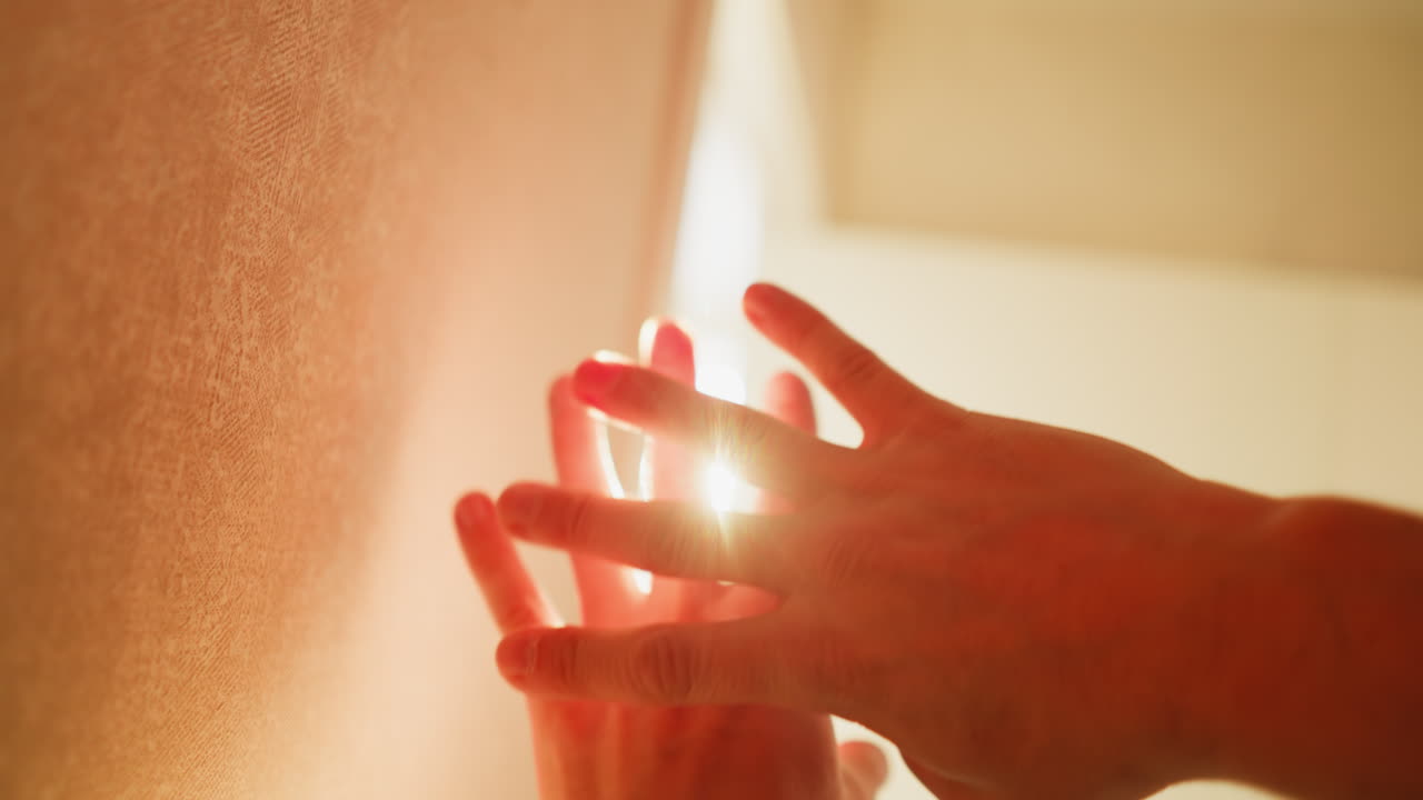 la mano de pov se despliega en la hermosa luz del sol cegadora, la cámara captura el destello y los tonos cálidos en la piel