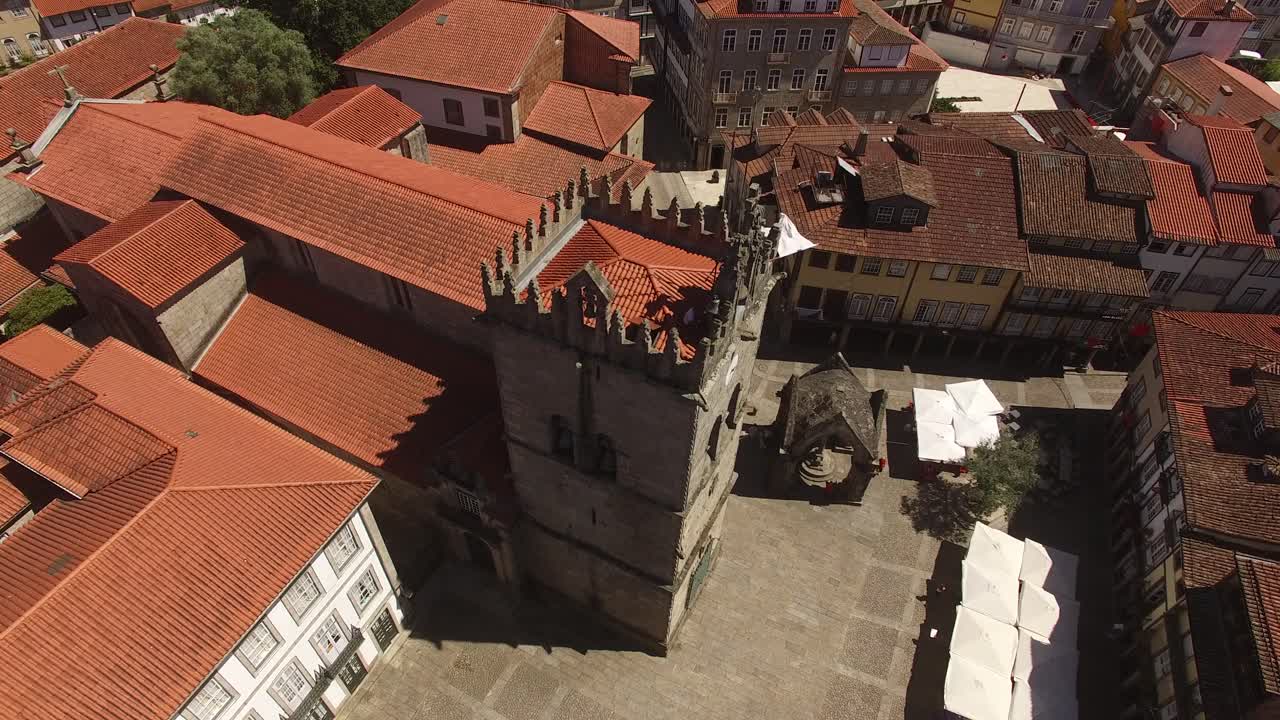 Luftfoto af den maleriske portugisiske by Guimarães