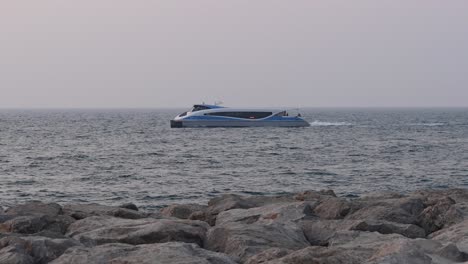 El-Taxi-Acuático-De-Dubai-Navega-En-El-Plam-Jumeriah-Hacia-La-Residencia-De-La-Playa-De-Jumeirah,-Autobús-Acuático-De-Dubai,-Ferry-Acuático-En-Dubai