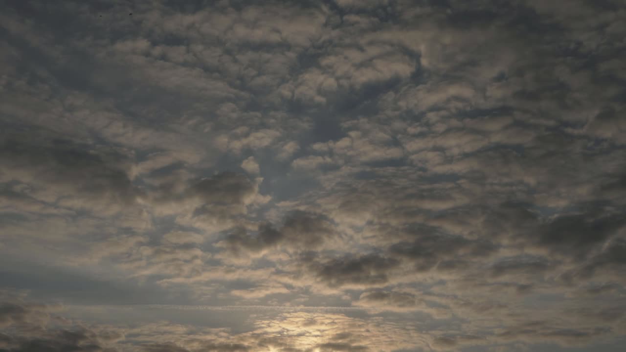 일몰 패닝 샷 배경에서 구름 형성