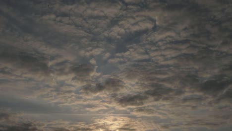 Wolkenbildung-Bei-Sonnenuntergang-Schwenk-Hintergrund