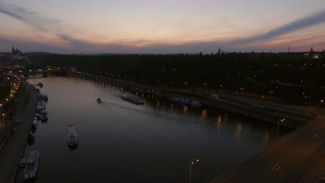 Vista-Aérea-A-Lo-Largo-Del-Río-Vltava-En-El-Verano-Praga-República-Checa