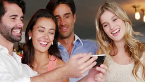 grupo de amigos mirando el teléfono inteligente