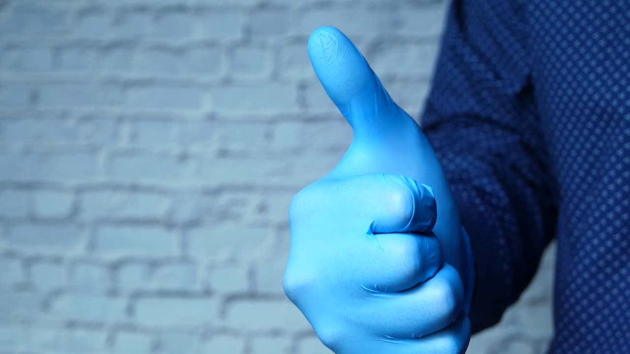 파란색 의료 장갑을 입은 사람