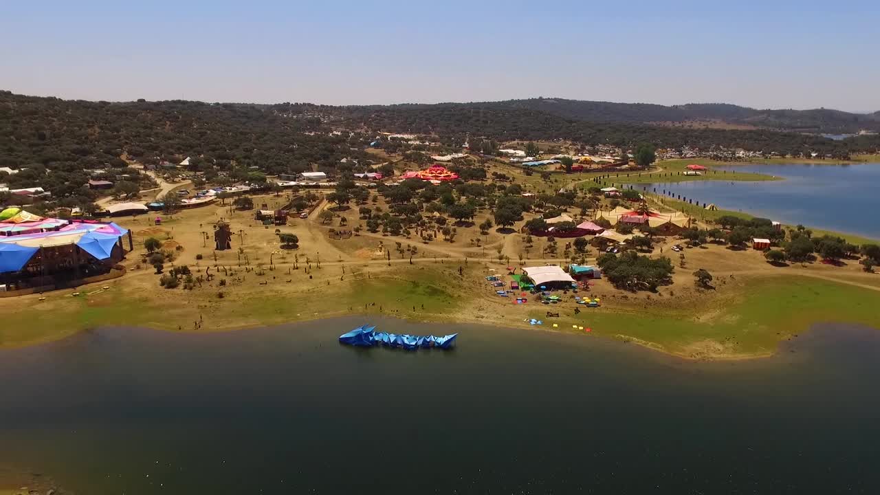 imágenes de drones del boom festival en portugal