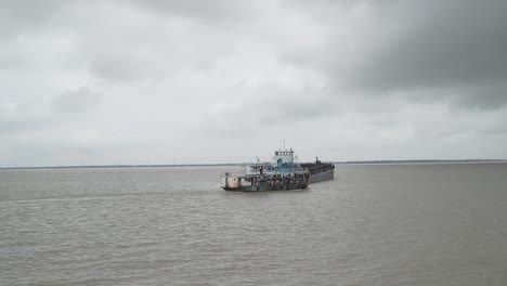 Schiffe-Fahren-über-Den-Fluss-Ganges,-Der-Die-Mündung-Des-Flusses-Ganges-Darstellt