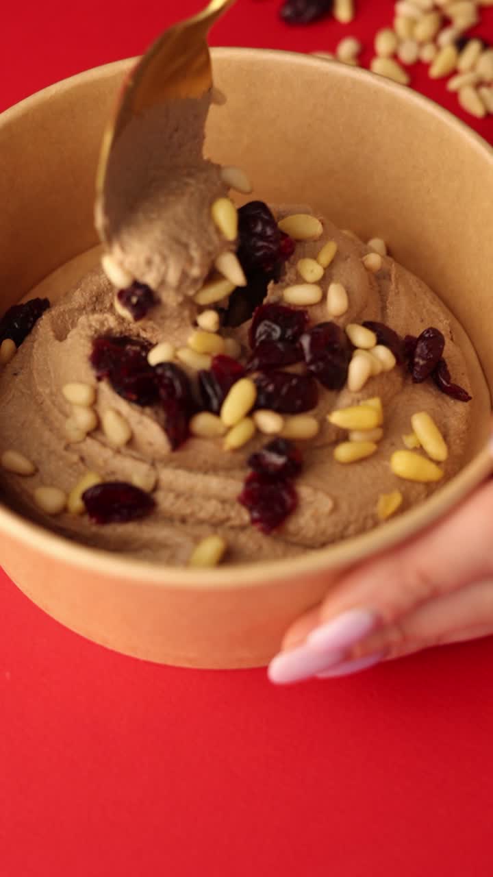 간 을 먹는 여자 는 크랜베리 와 소나무 견과류 를 먹는다