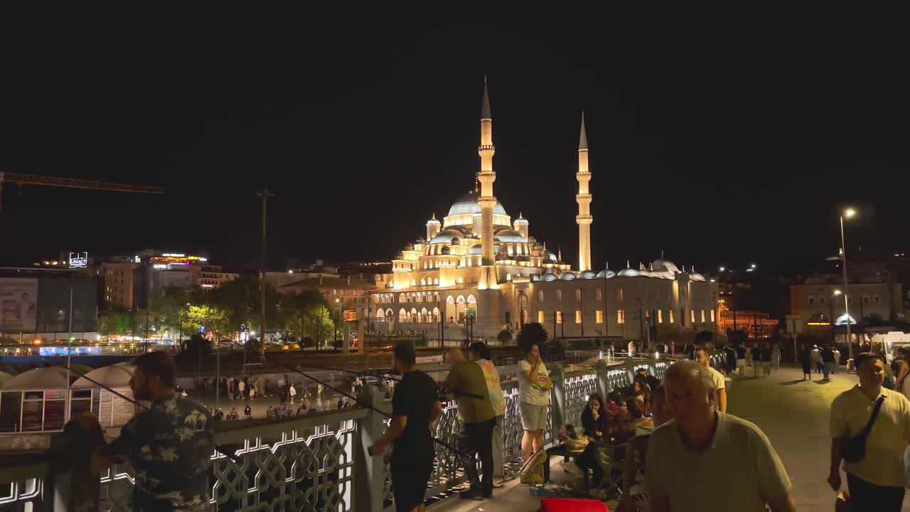 터키 이스탄불의 보스포루스 해협에 있는 갈라타 다리에서 에미노누까지 걸어가는 사람들