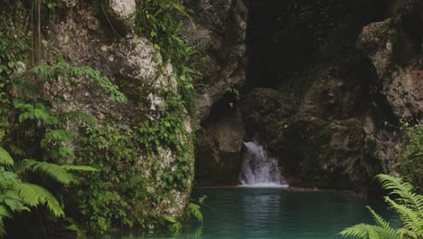 piscina natural balneario mata de maiz que fluye desde las montañas crag polo en la provincia de barahona, república dominicana