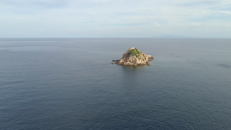 Explora-La-Pequeña-Isla-De-Tiburones-En-El-Vasto-Mar