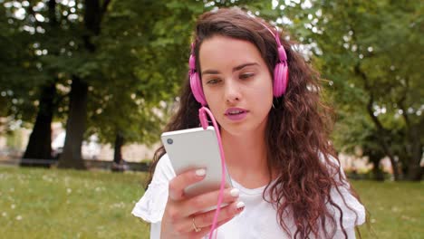 una mujer joven relajándose afuera.