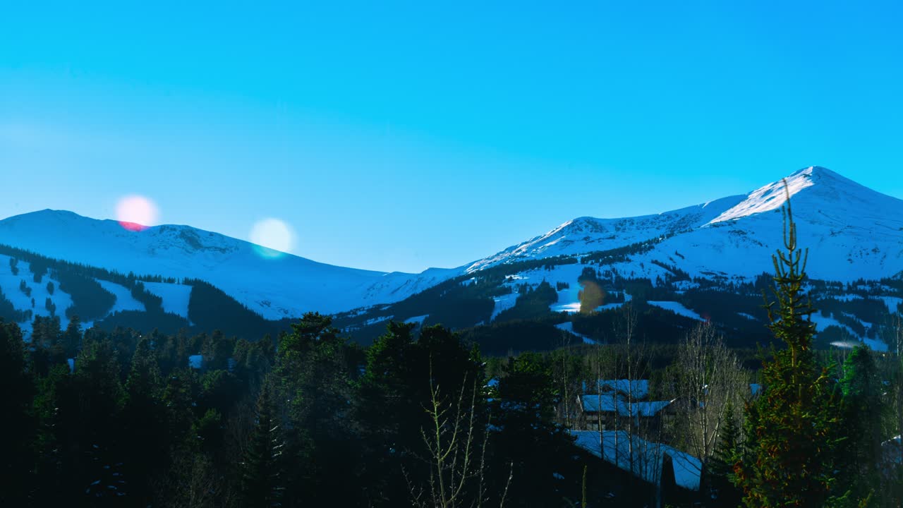 미국 콜로라도 주 브레켄리지의 스키 리조트 마을에서 겨울의 로키 마운틴 해가 지는 타임 스