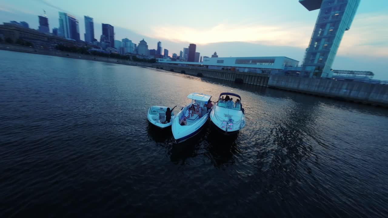 Barcos en el río al atardecer