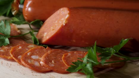 salchicha de pepperoni en rodajas en una tabla de madera