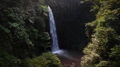 印尼巴厘島 (bali island) 的nung nung瀑布 (nung nong waterfall) 位於印度尼西亞巴厘島(bali)