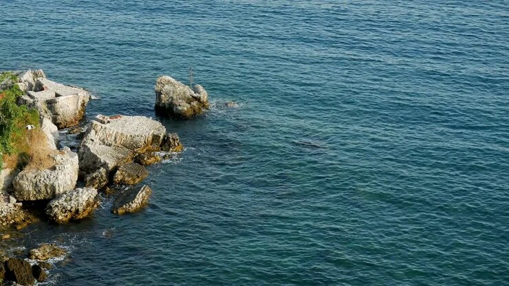Onde che si infrangono sugli scogli sulla spiaggia in Montenegro.