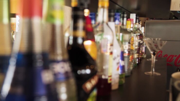 Bancone bar con varie bottiglie di liquore