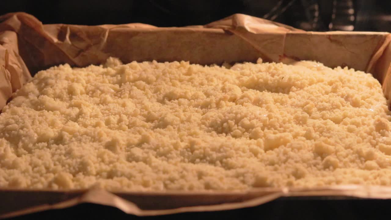 오웬에서 자라는 푸딩과 크럼블이 있는 버터 케이크