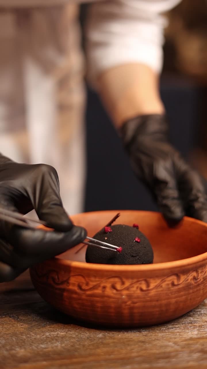 postre de chocolate negro con bayas rojas