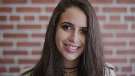 retrato chica joven linda estudiante sonriendo feliz disfrutando de un estilo de vida exitoso chica adolescente linda pecas pared de ladrillo fondo