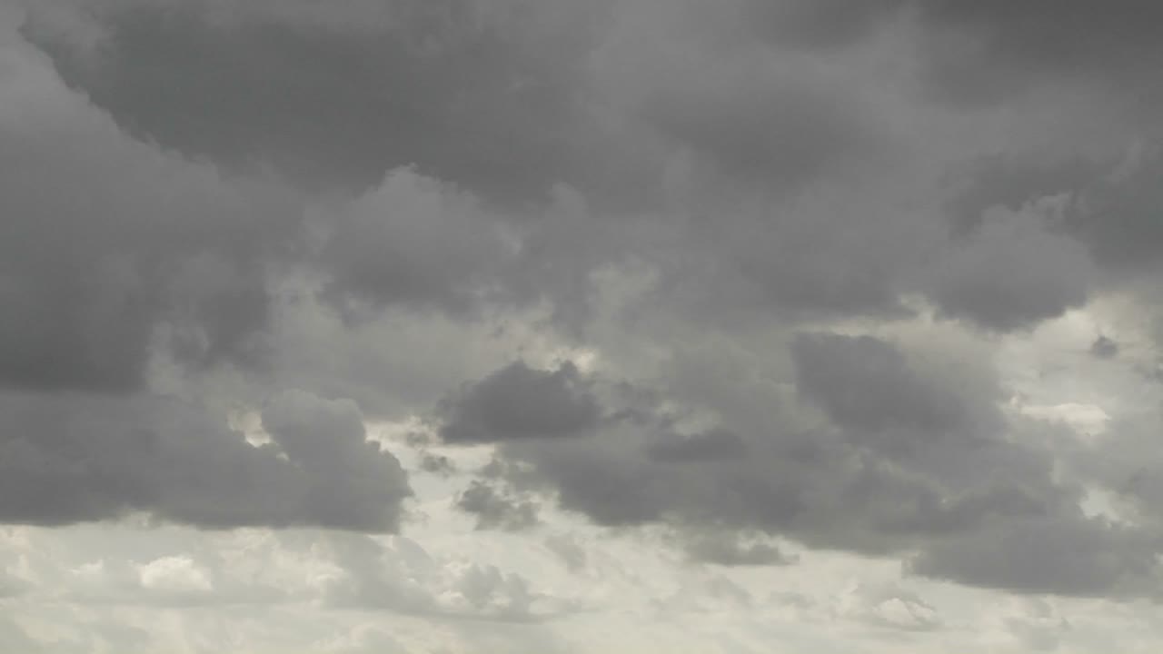 una toma de lapso de tiempo de formación de nubes de tormenta
