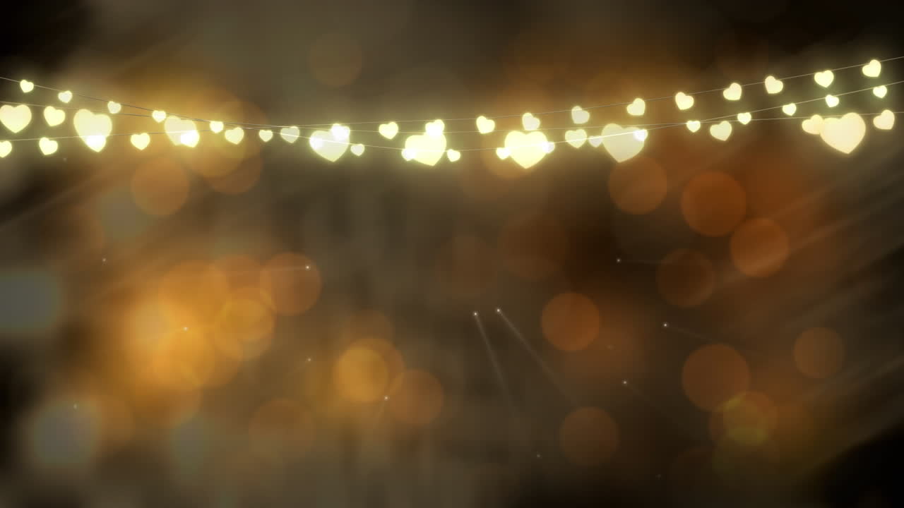 una cadena de luces de hadas por la noche