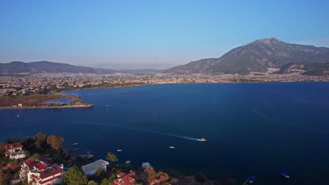 Hermosa-Laguna-Azul-Que-Rodea-La-Isla-Knight,-Fethiye,-Turquía