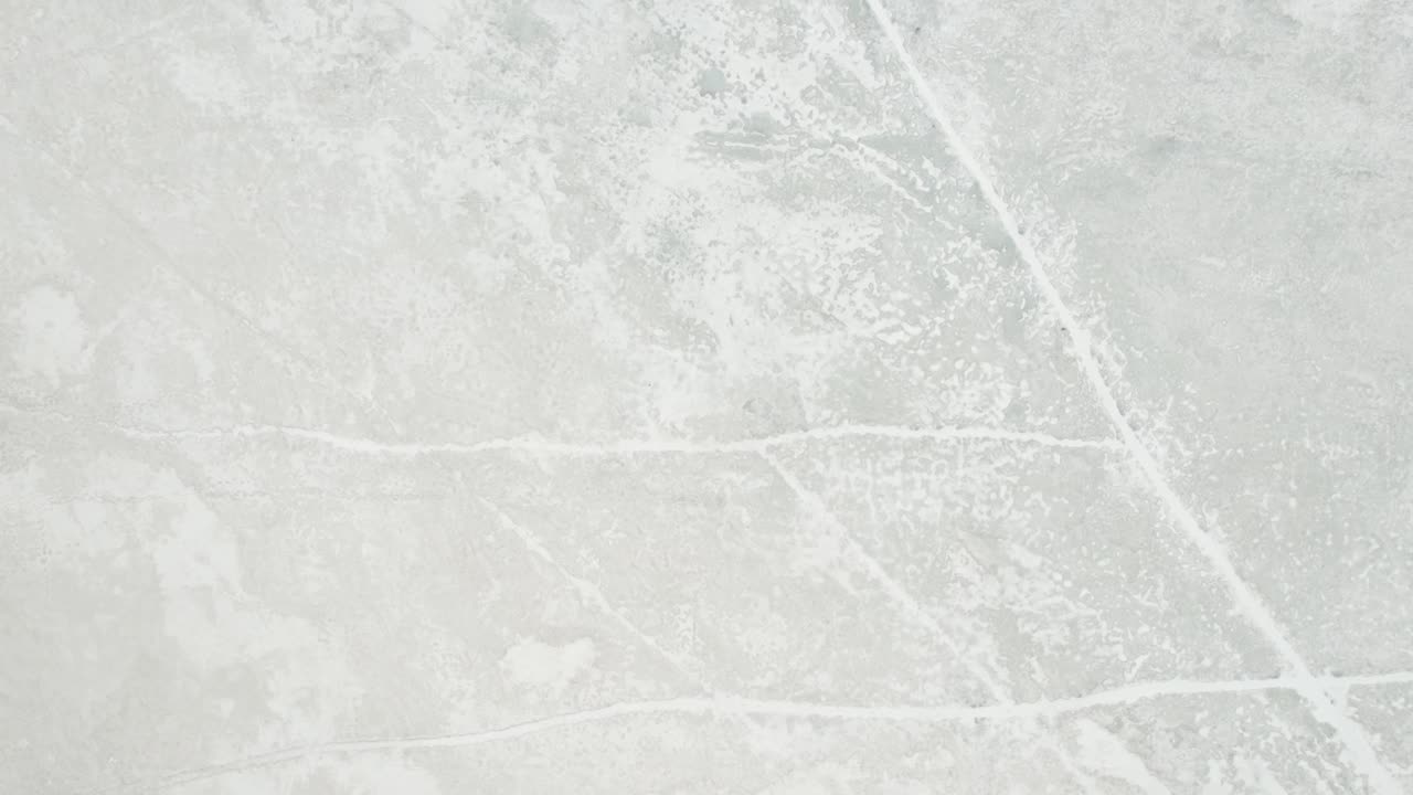 lago poprad en eslovaquia, vista aérea de drones de invierno