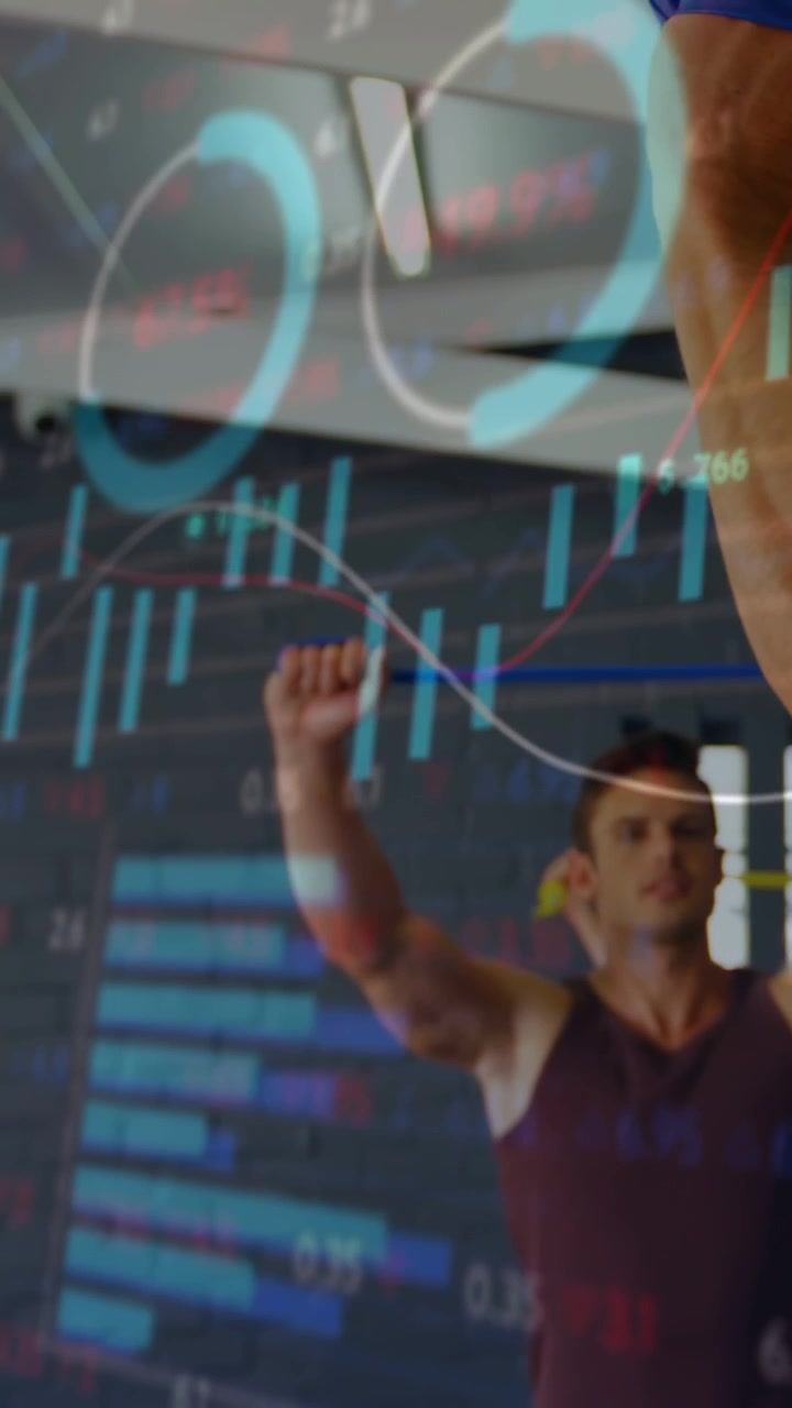 Video verticale: Un uomo inizia una serie tirando una fascia elastica, con grafici finanziari trasparenti che monitorano lo sforzo dell'avambraccio.