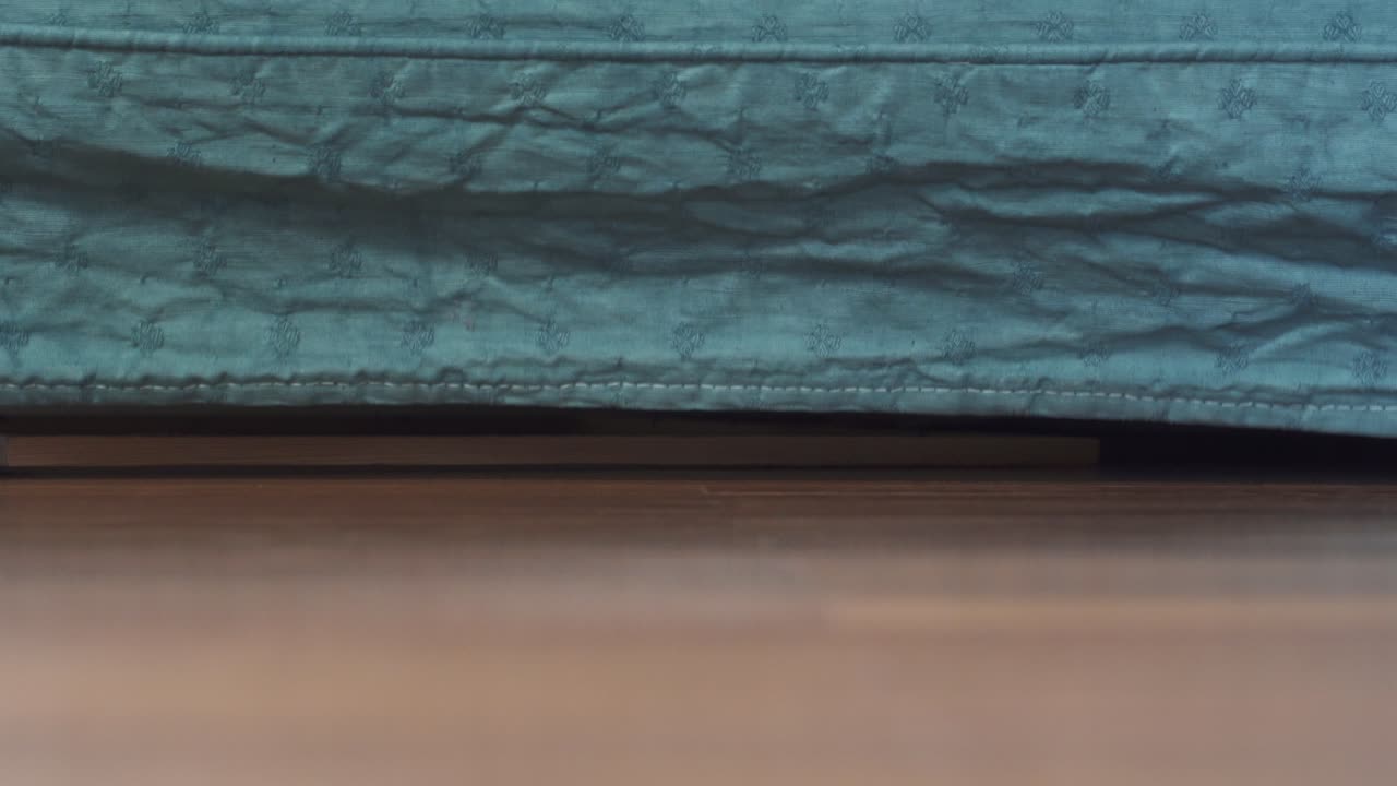 probando el lanzamiento de drones en el piso dentro de la casa con funda en el fondo - toma completa