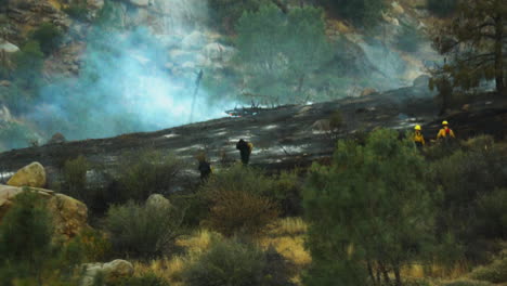 Personal-De-Tierra-De-Extinción-De-Incendios-Que-Aborda-El-Incendio-Forestal-De-California-En-El-Río-Kern