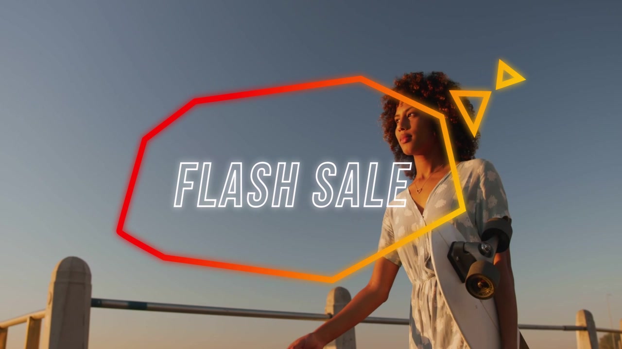Video verticale: Donna che cammina in riva al mare con una tavola, mentre una promozione FLASH SALE animata si sovrappone e svanisce.