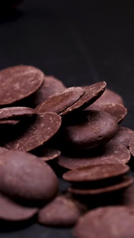 piezas de chocolate cayendo y amontonándose suavemente