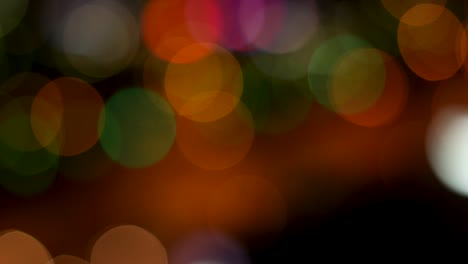 desfocado de colores vibrantes que surgen de la configuración de luz de cuerda en la oscuridad