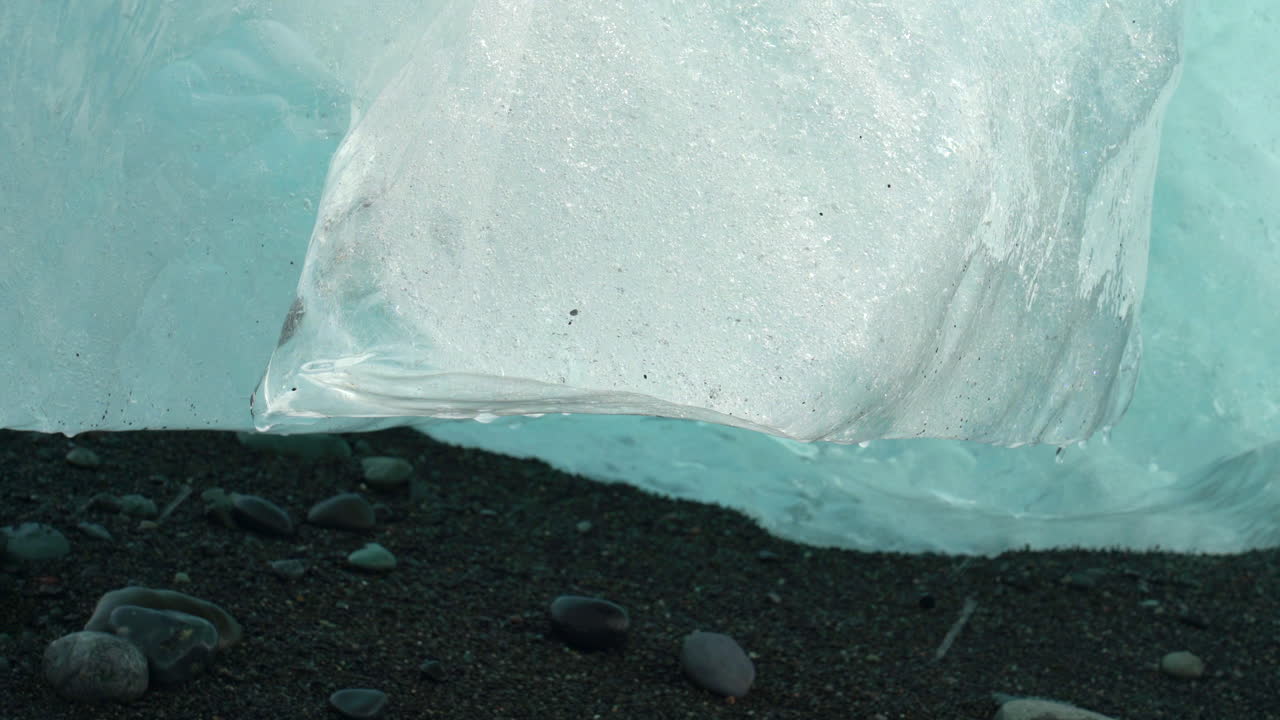 Primo piano di iceberg che si scioglie in Islanda durante il caldo estivo - riscaldamento globale e cambiamento climatico sulla Terra