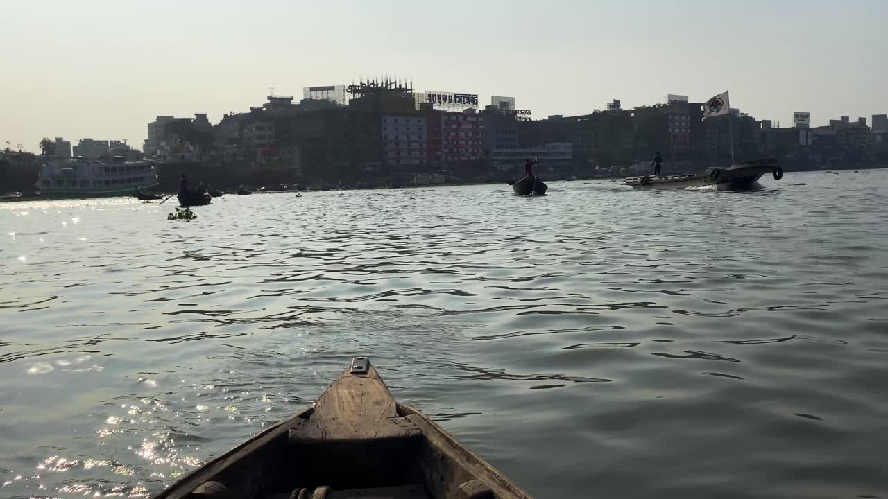punto de vista del bote de remos tradicional cruzando el río buriganga