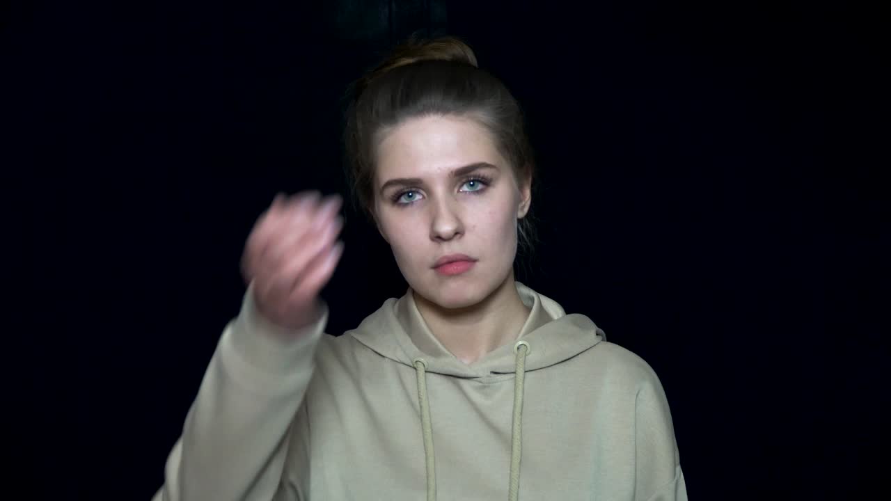 una mujer joven con una expresión preocupada.