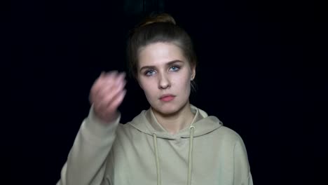 una mujer joven con una expresión preocupada.