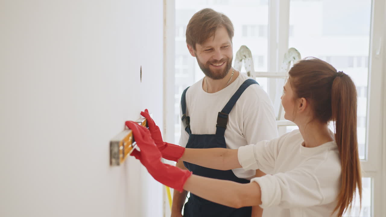 para pracująca nad projektem udoskonalenia domu