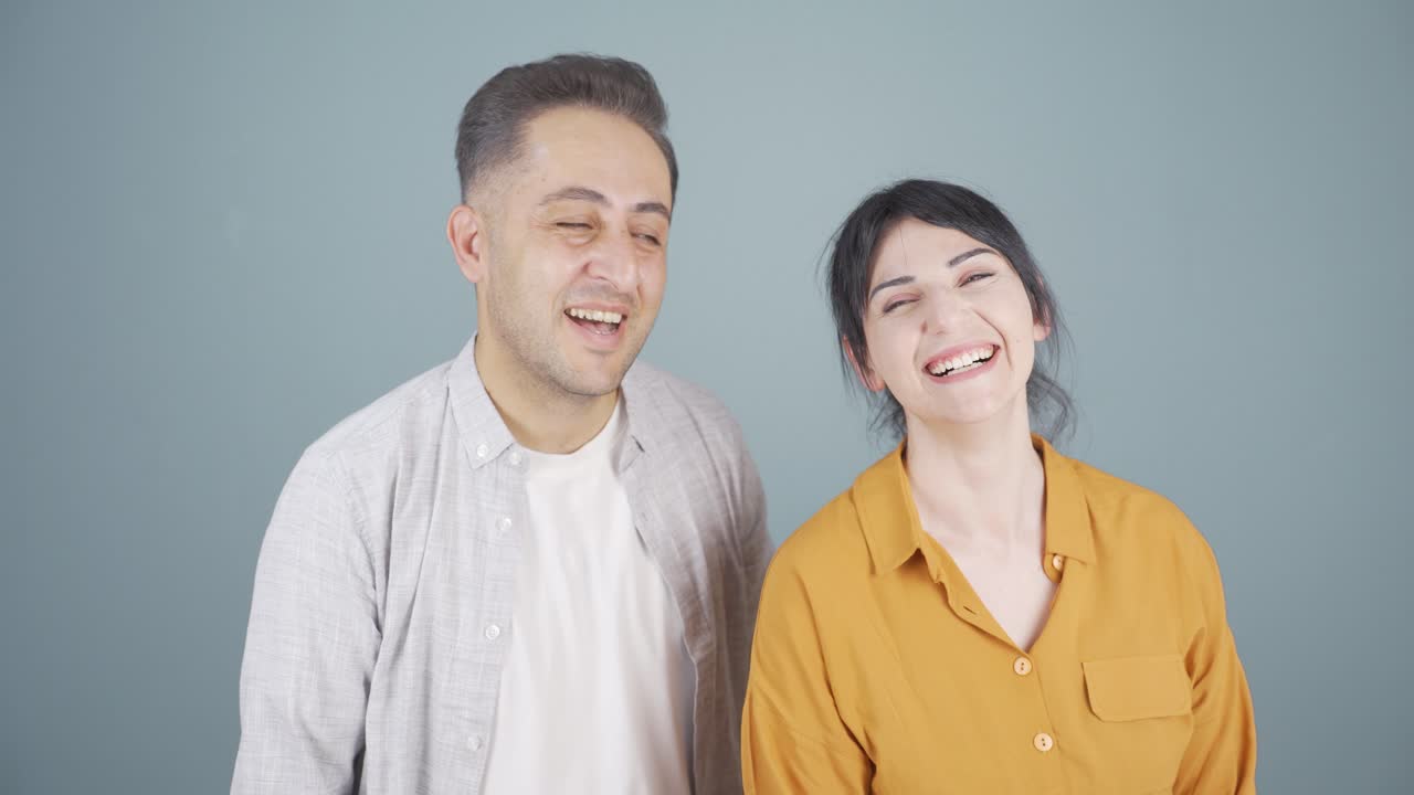 카메라를 향해 눈을  ⁇ 이는 커플. 재미.