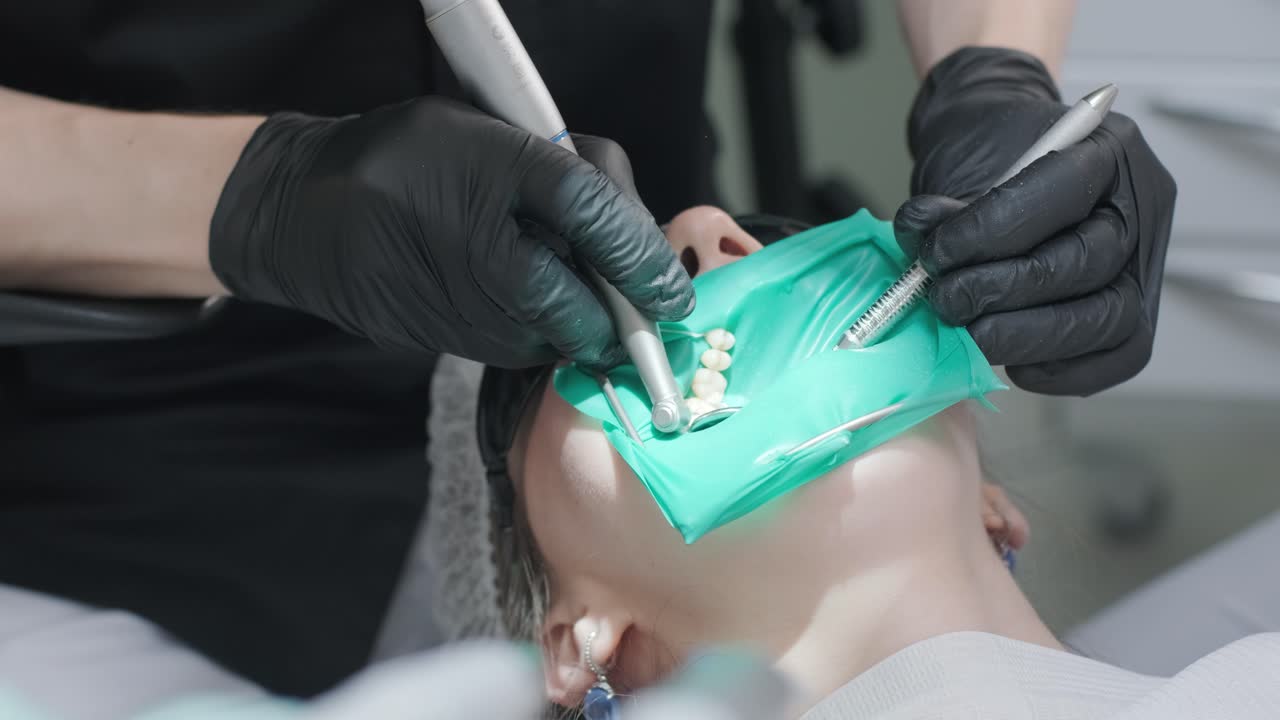 Dentista che esamina i denti di un paziente dal dentista.