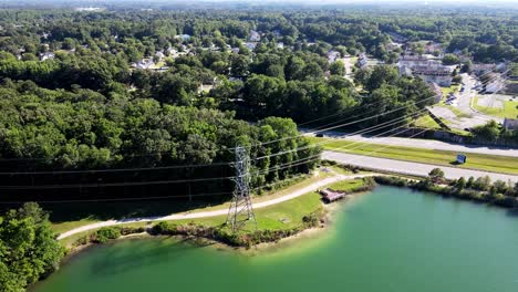 vista aérea del poste eléctrico junto al lago oak grove en chesapeake