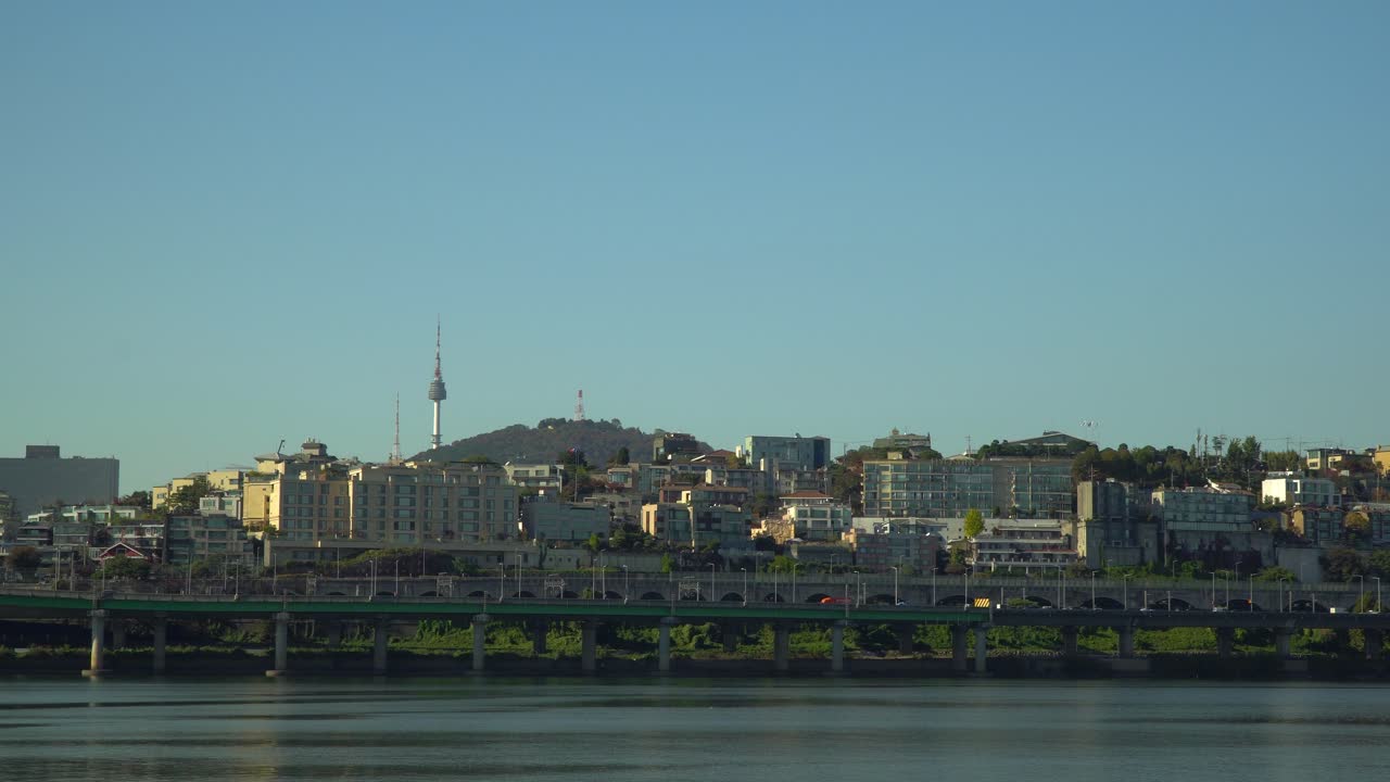 한강 너머 맑은 날 서울 용산 지구와 유서 깊은 남산 타워